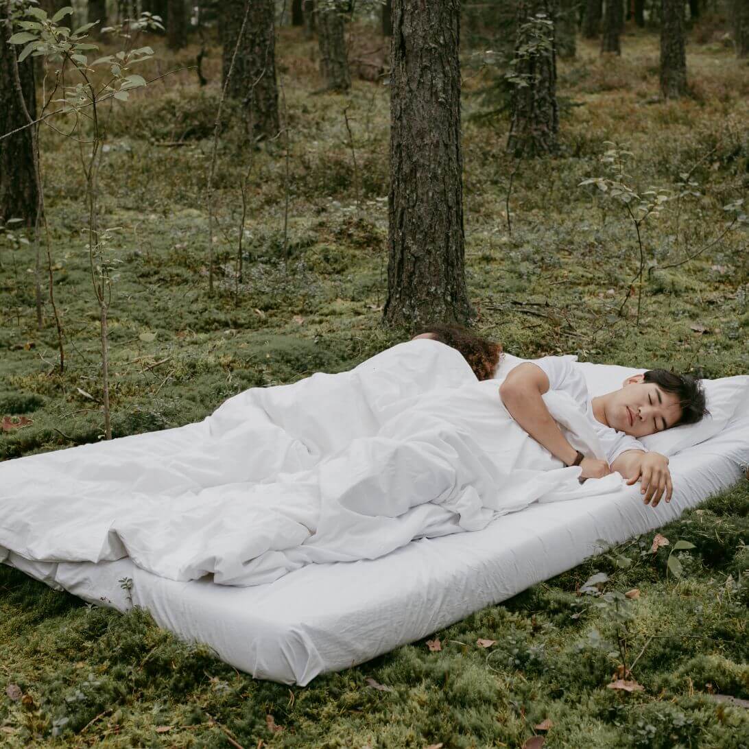 Matras in natuur met slapende man