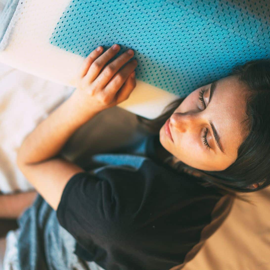 Vrouw slaapt op nekkussen