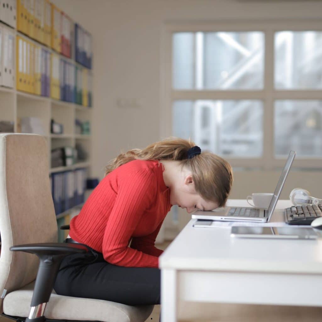 Vrouw die slaapt tijdens werk