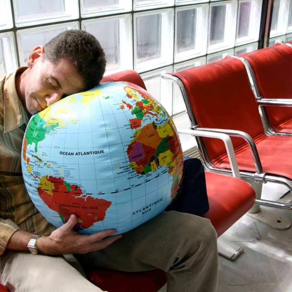 Man die in slaap valt door Jetlag