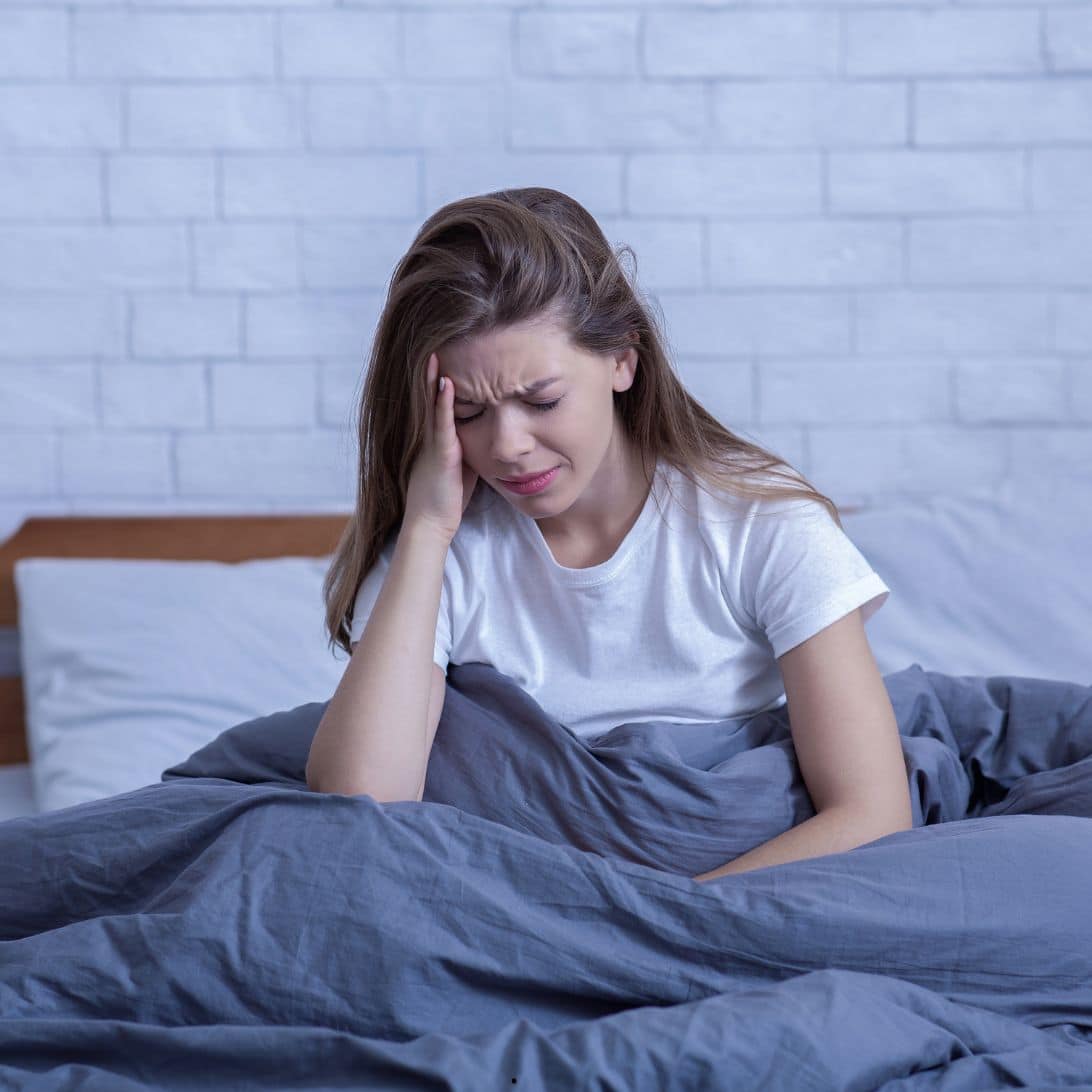 Vrouw die vermoeid is als gevolg slaaptekort