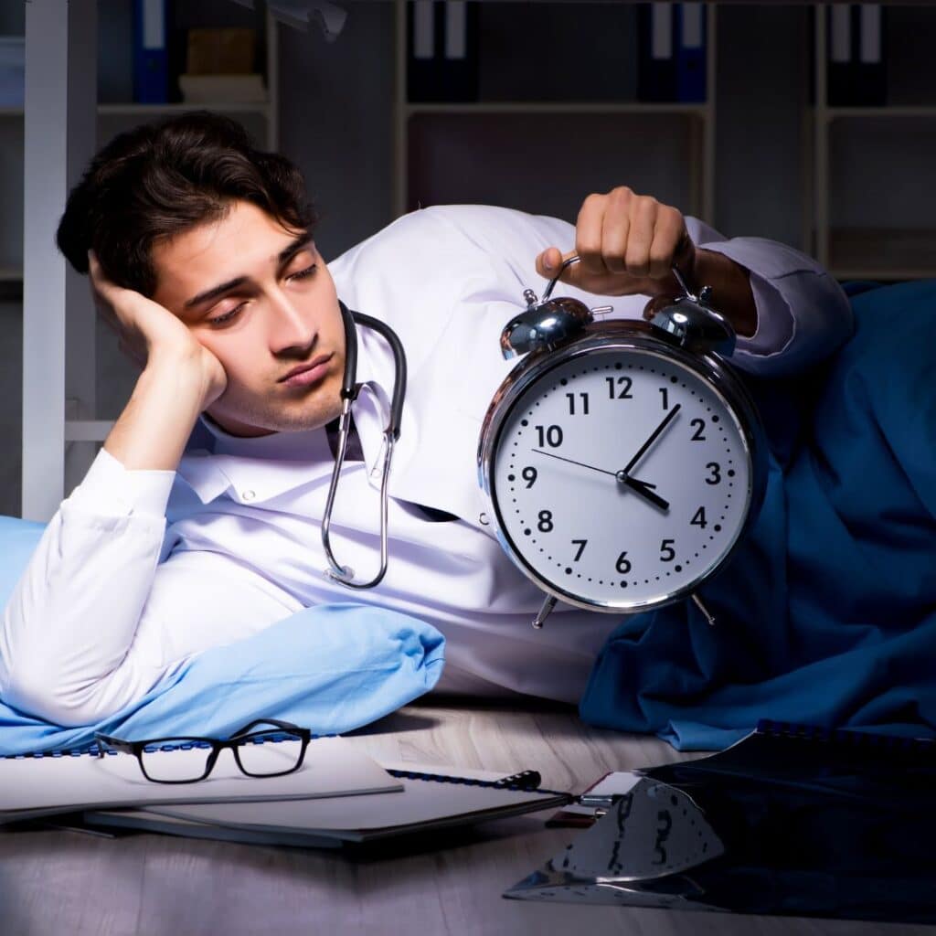 Tips voor nachtdienst, dokter met een klok in zijn hand.