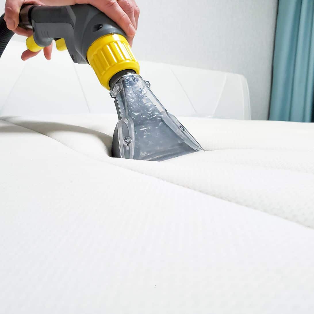 Chemische geur matras verwijderen