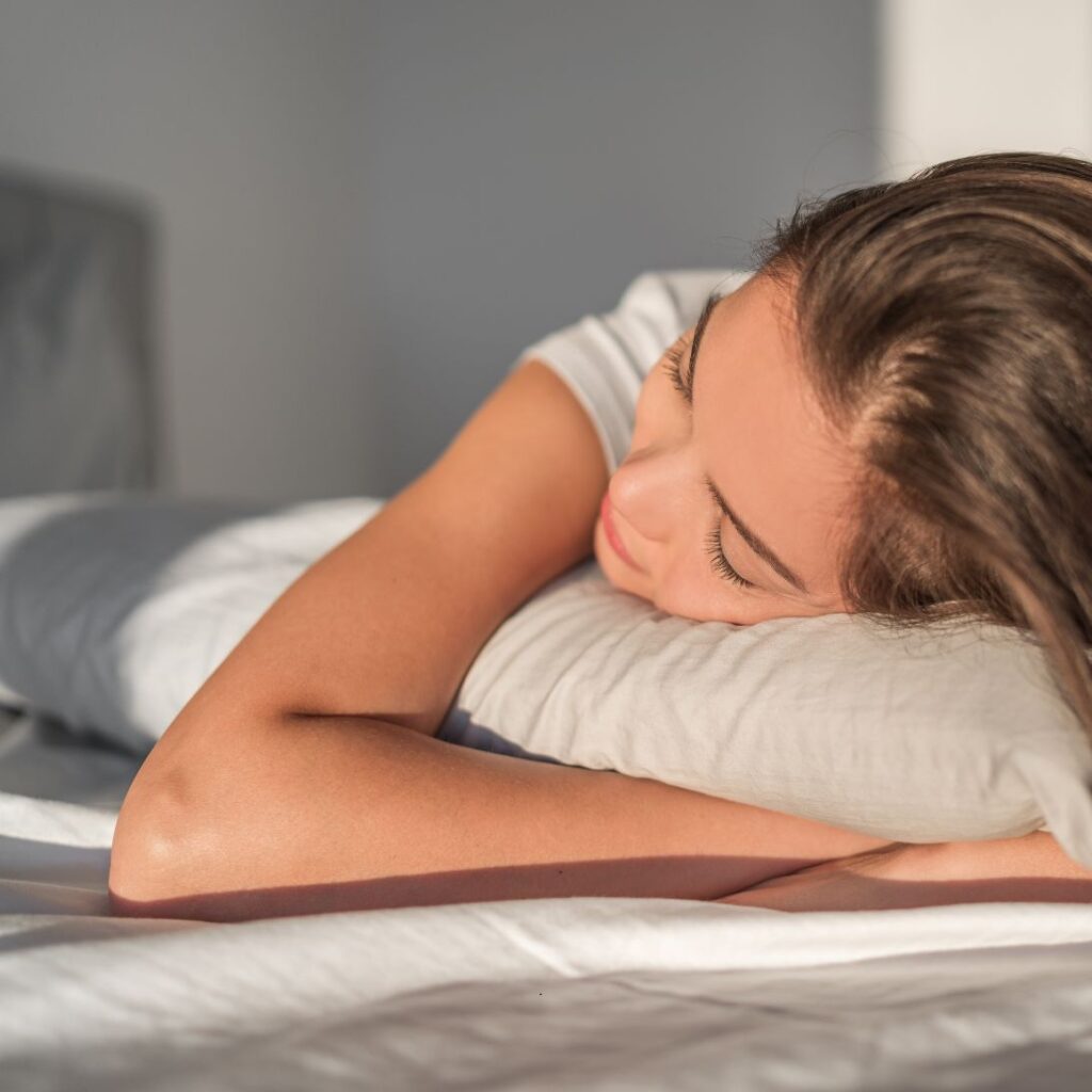 Vrouw met kussen aan het slapen voor een betere slaapkwaliteit