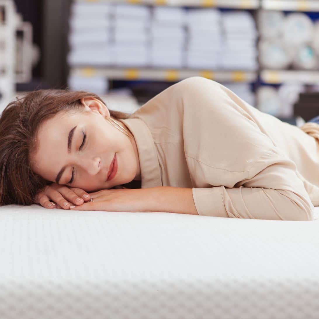 Vrouw die ligt op een matras met 25 jaar garantie
