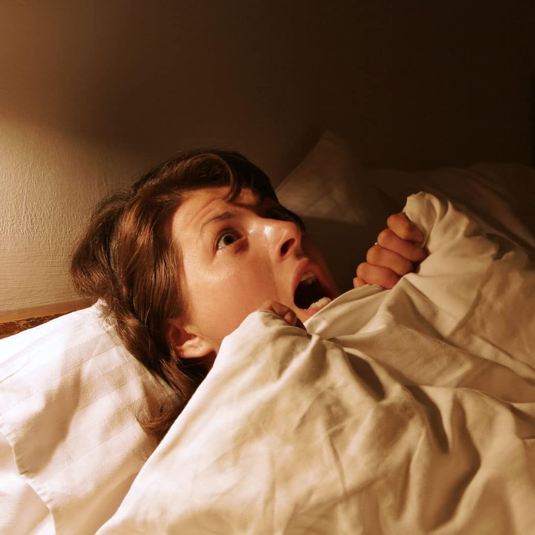 vrouw heeft nachtmerrie