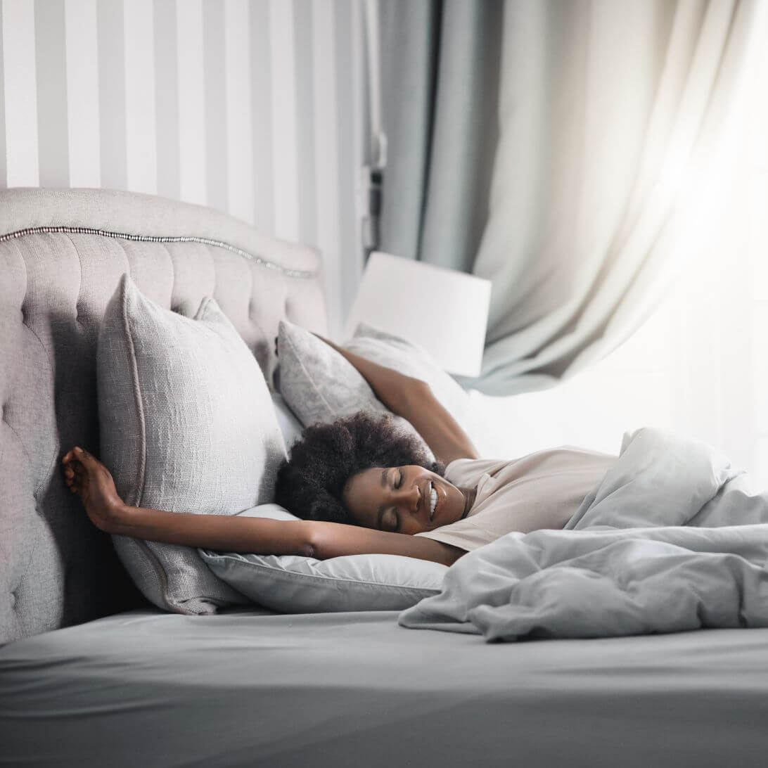 Vrouw op een goed matras voor een betere slaapkwaliteit