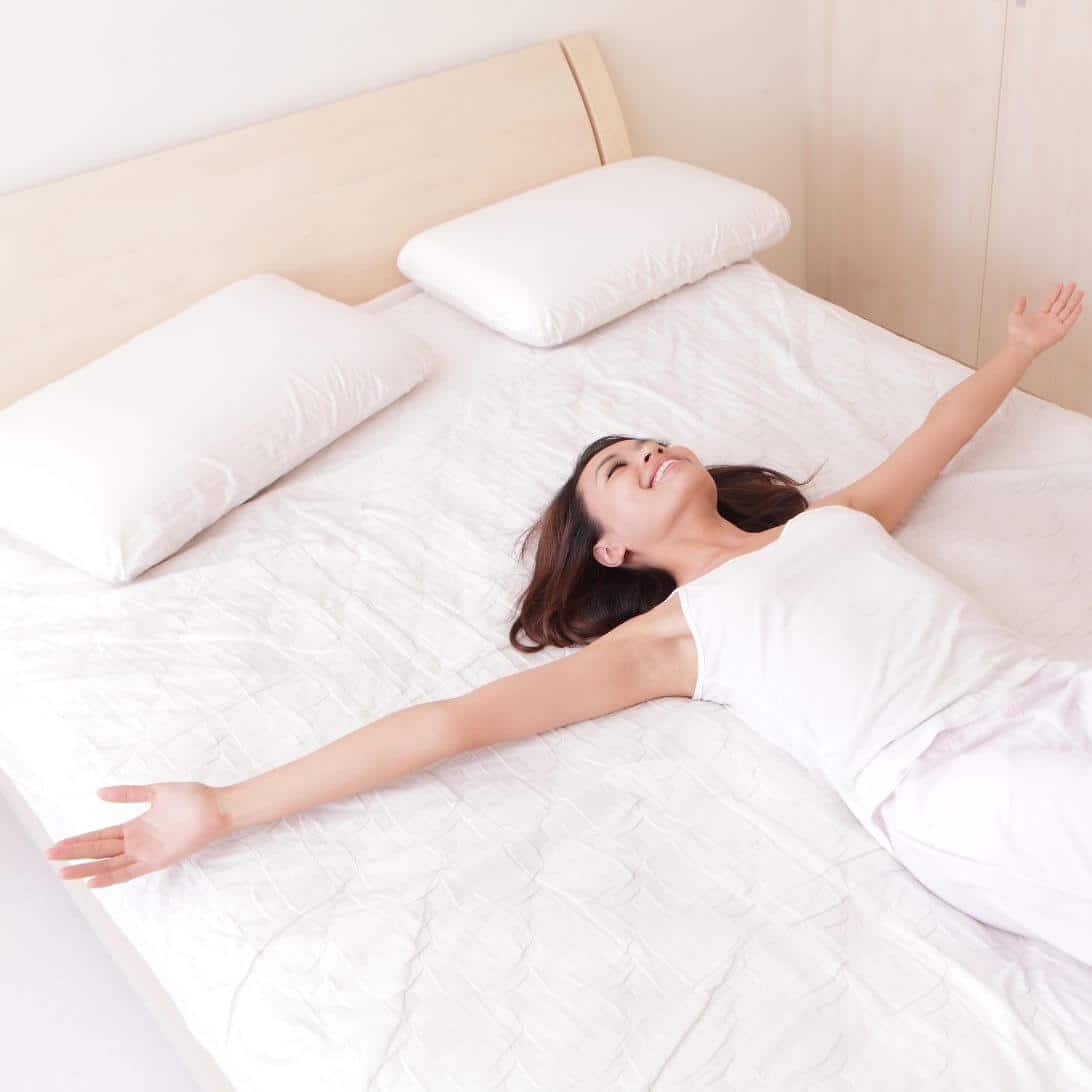 Vrouw gaat op bed liggen
