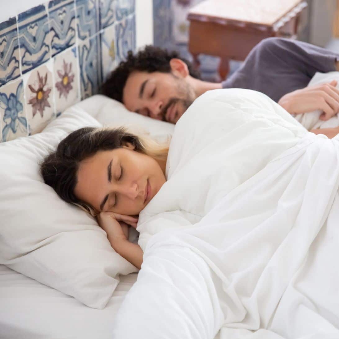 Man en vrouw testen matras met proefslapen