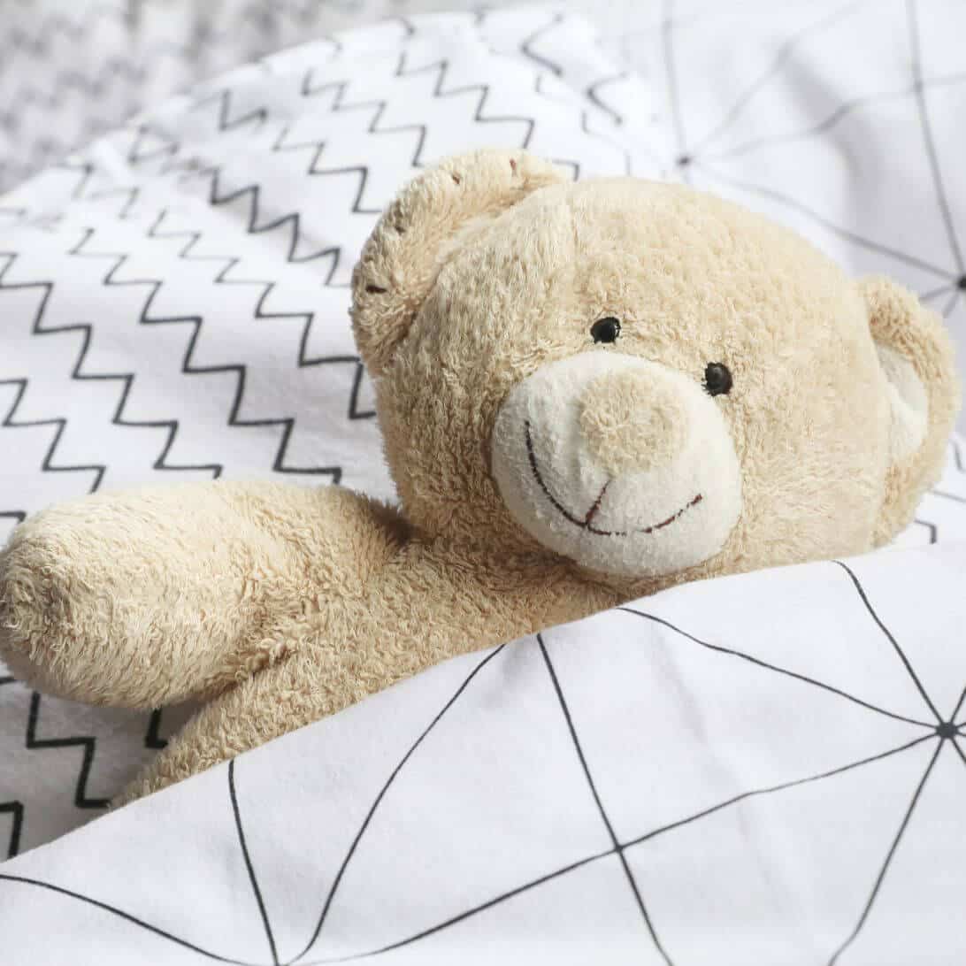 Teddybeer op Ravensberger bed