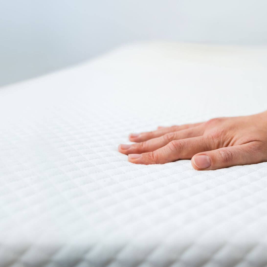 Hand op Royal Health Foam matras