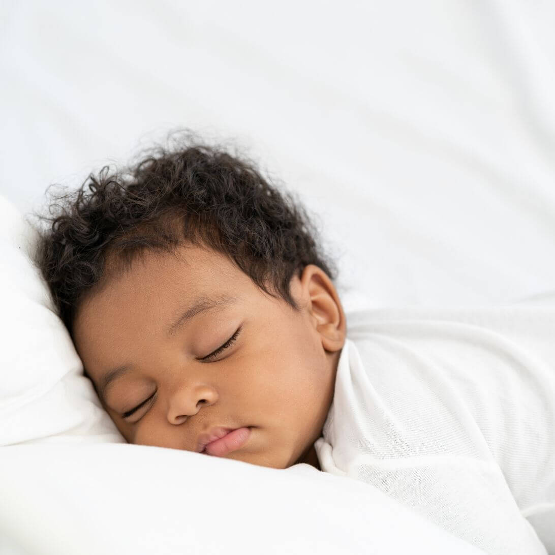 Baby ligt te slapen op veilig kindermatras zonder schadelijke stoffen