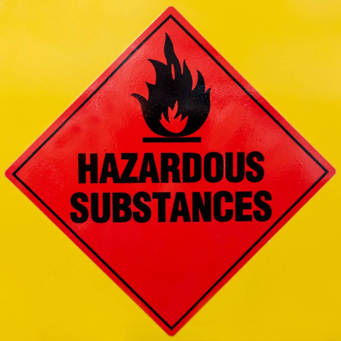Rood bord met Hazardous Substances in zwarte letters, oftewel schadelijke stoffen
