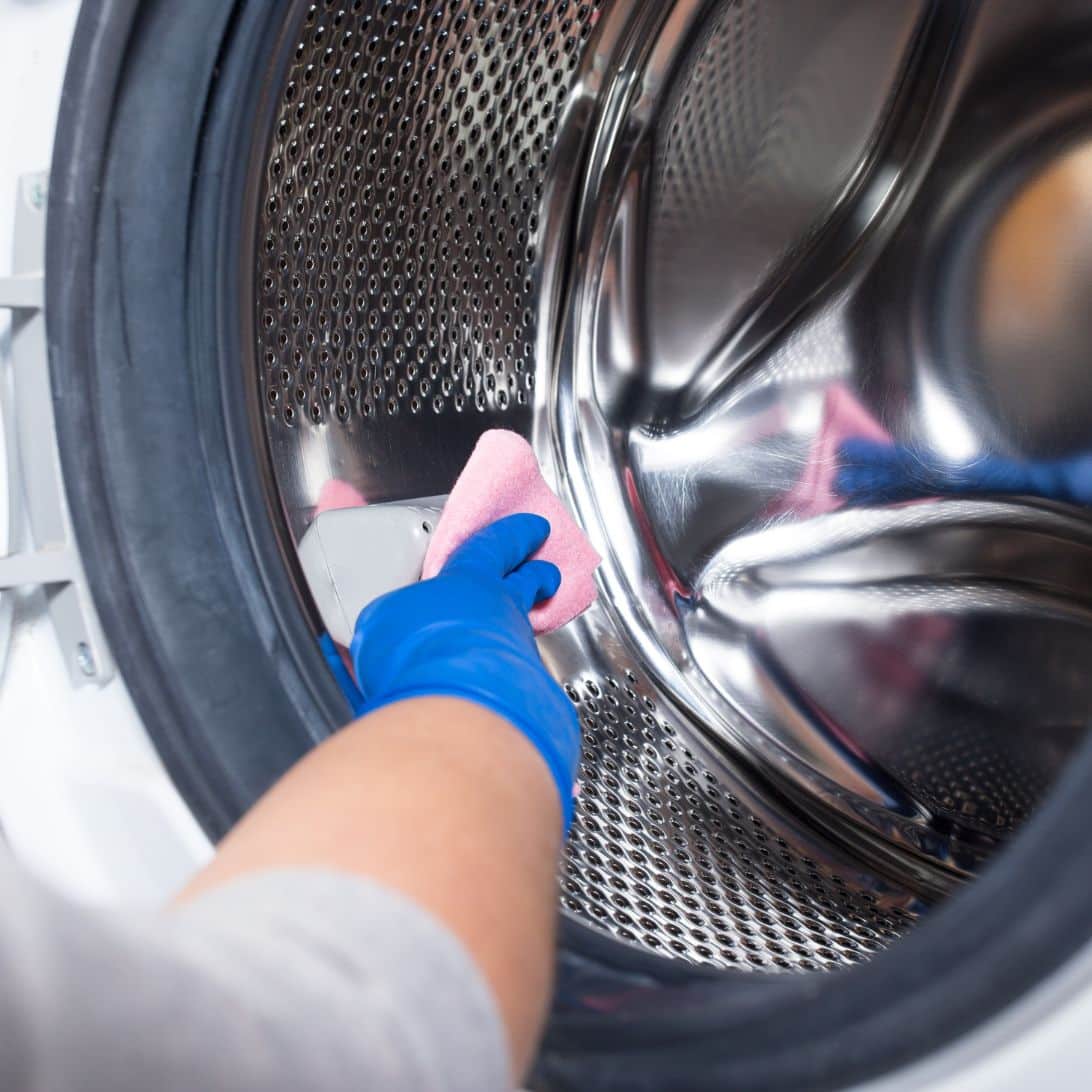Schone wasmachine wordt maandelijks gereinigd