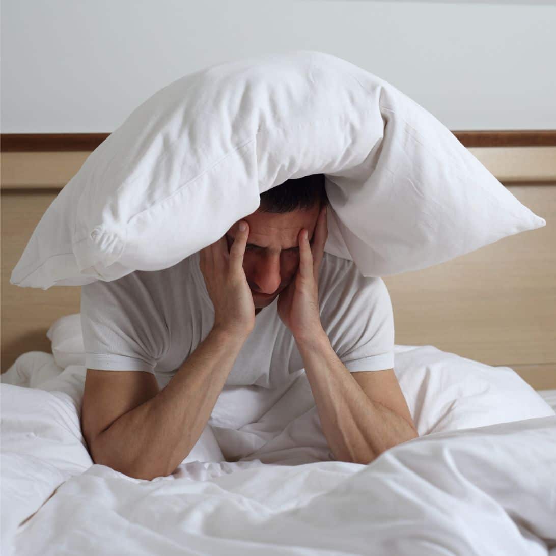 Man in bed met slaapproblemen