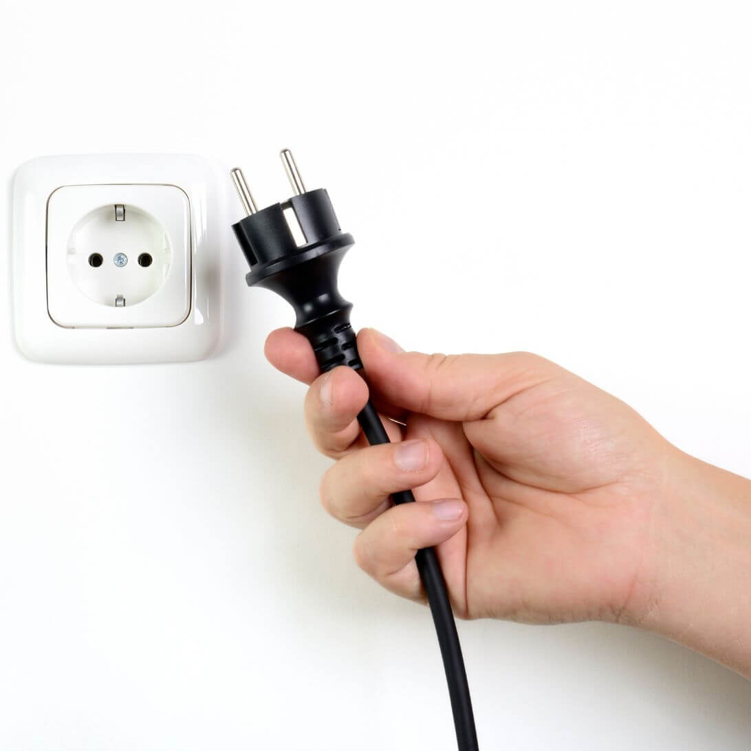 Stekker wordt uit stopcontact gehaald, om slaapproblemen door elektra te verminderen