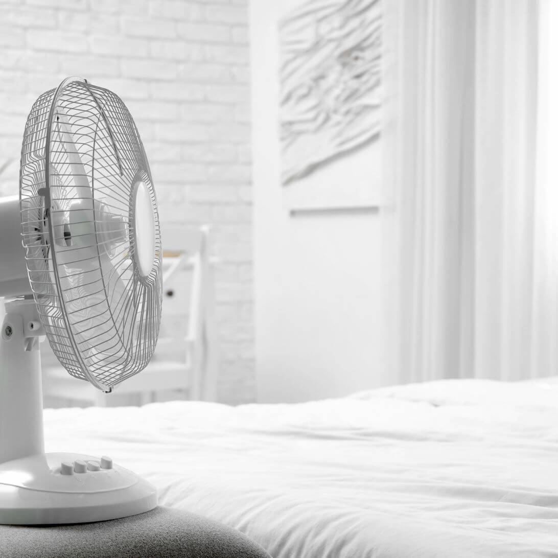 Ventilator in de slaapkamer, voor afkoeling tijdens warme nachten