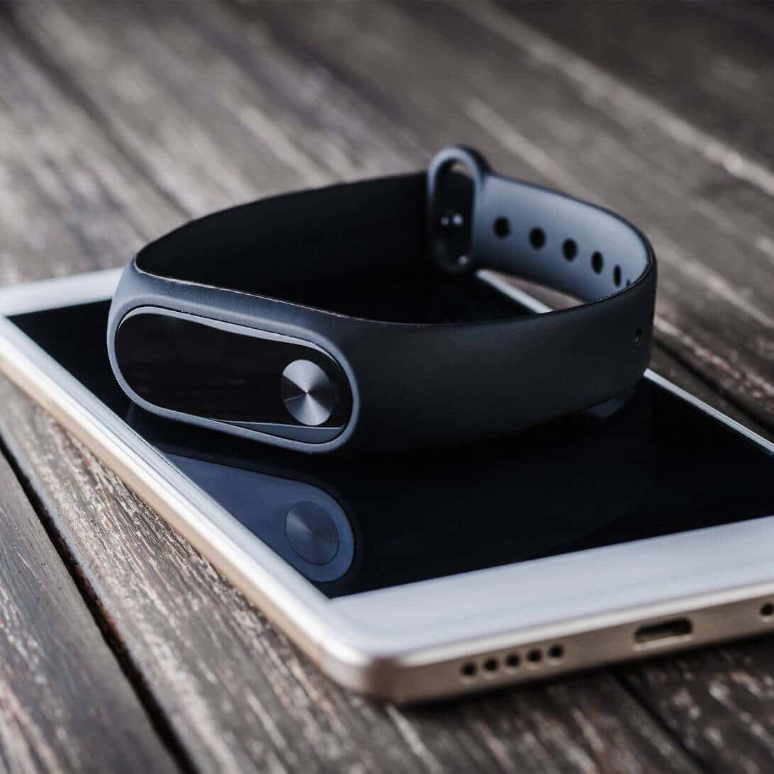 Fitbit bovenop een telefoon, eventueel te gebruiken voor slaaptracking