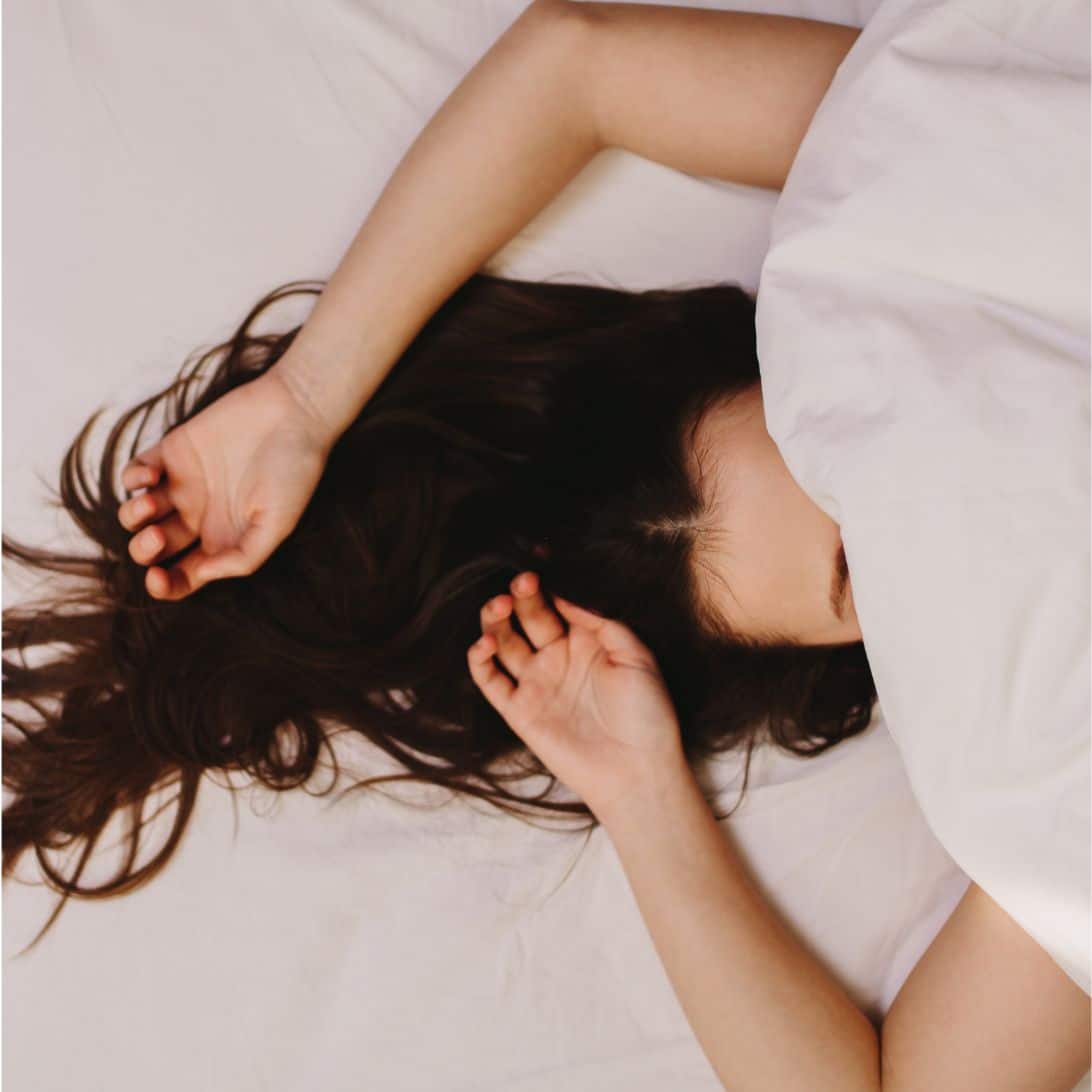 Vrouw slaapt zonder kussen