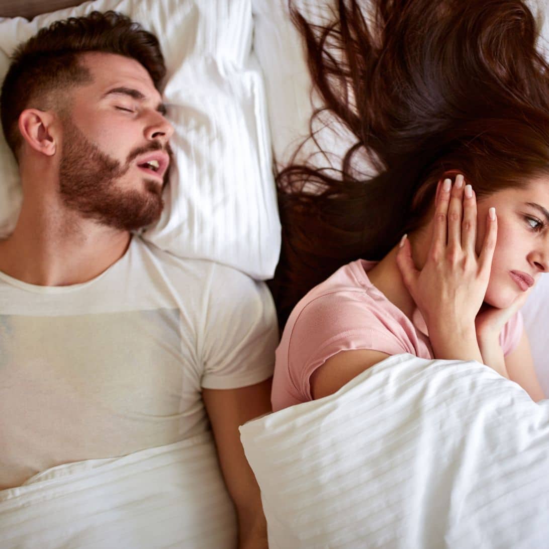 snurken man en vrouw in bed