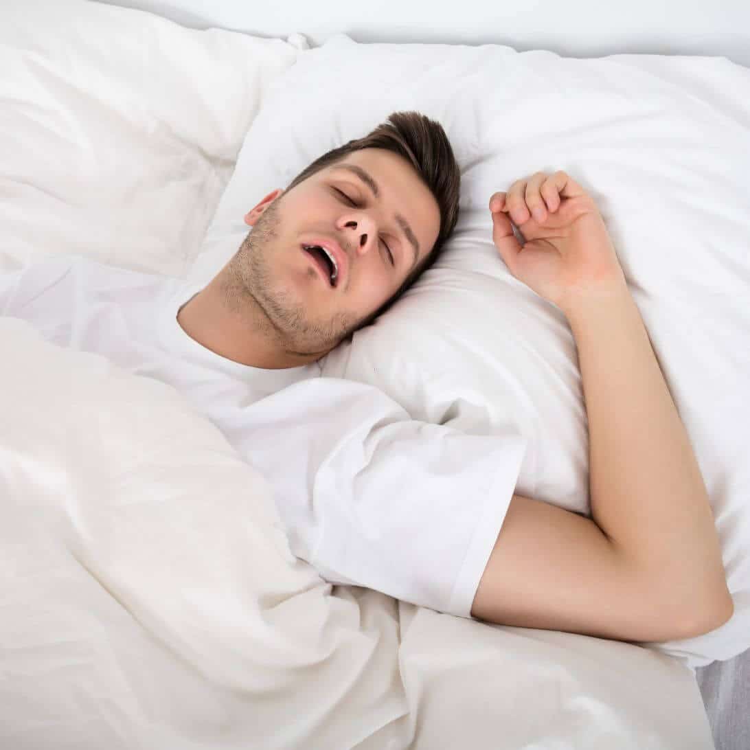 Man aan het snurken in bed