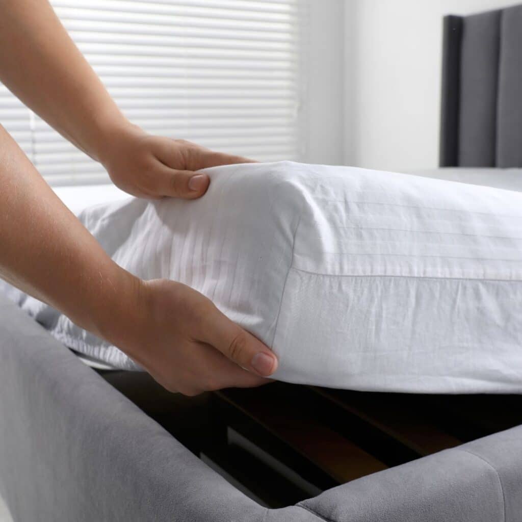 Handen leggen Swiss Sense matras op bed