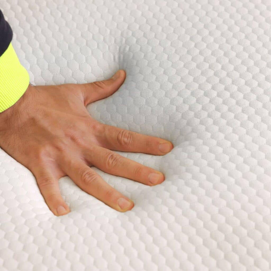 Hand op Swiss Sense topper