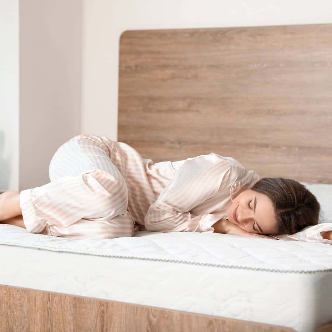 Vrouw ligt op SwissFlex matras