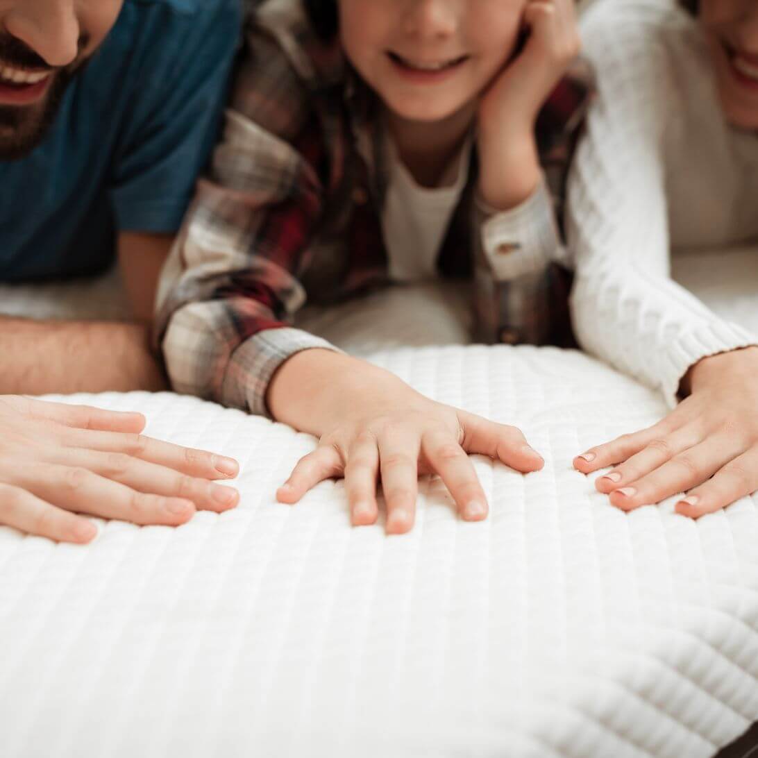 Gezin ligt op Tempur matras