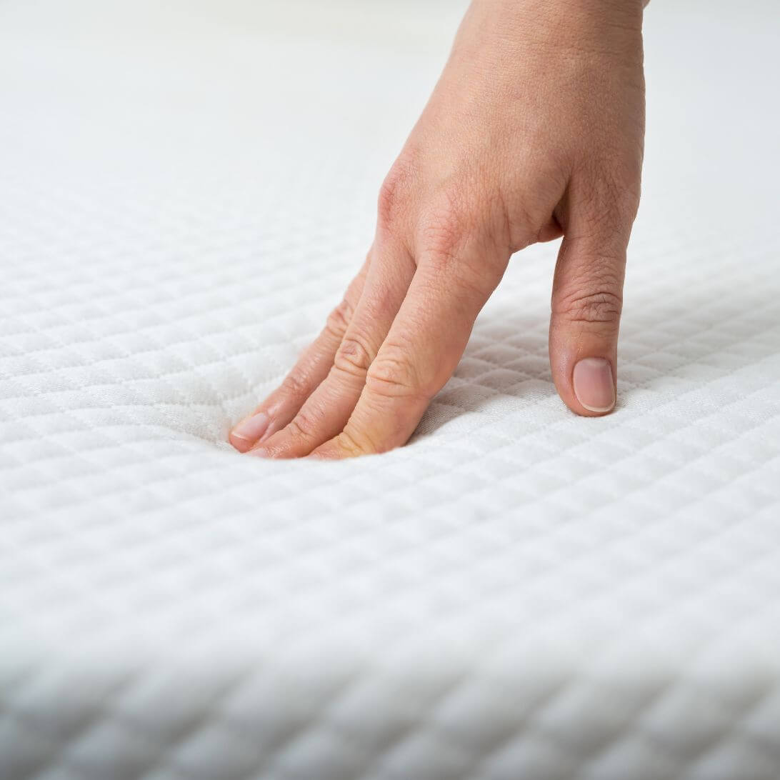 Hand deukt matras in