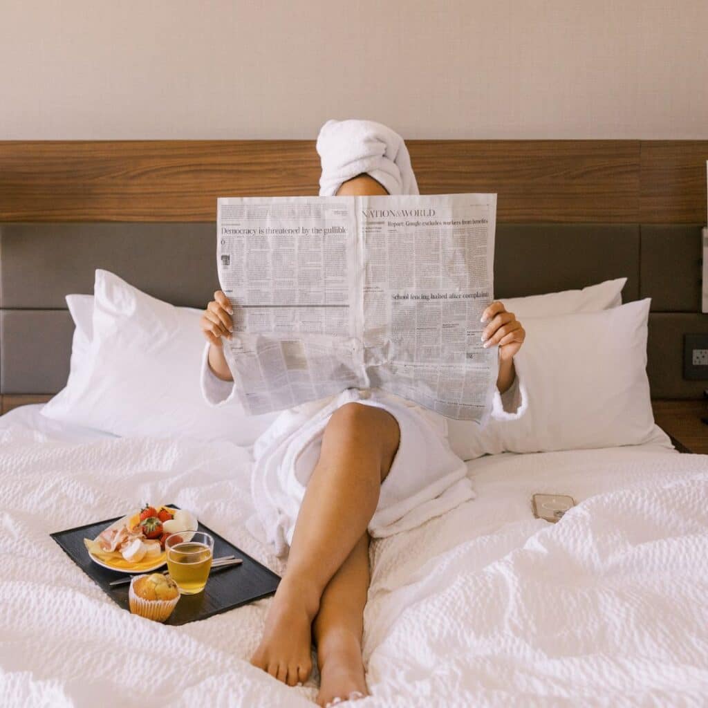 Vrouw leest krant op de Tuur boxspring