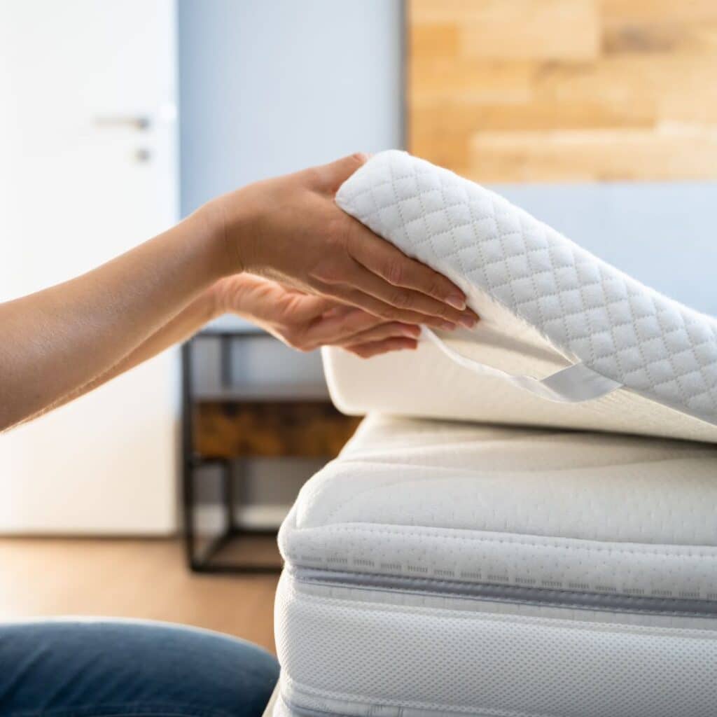 Tuur Original topper wordt op matras gelegd