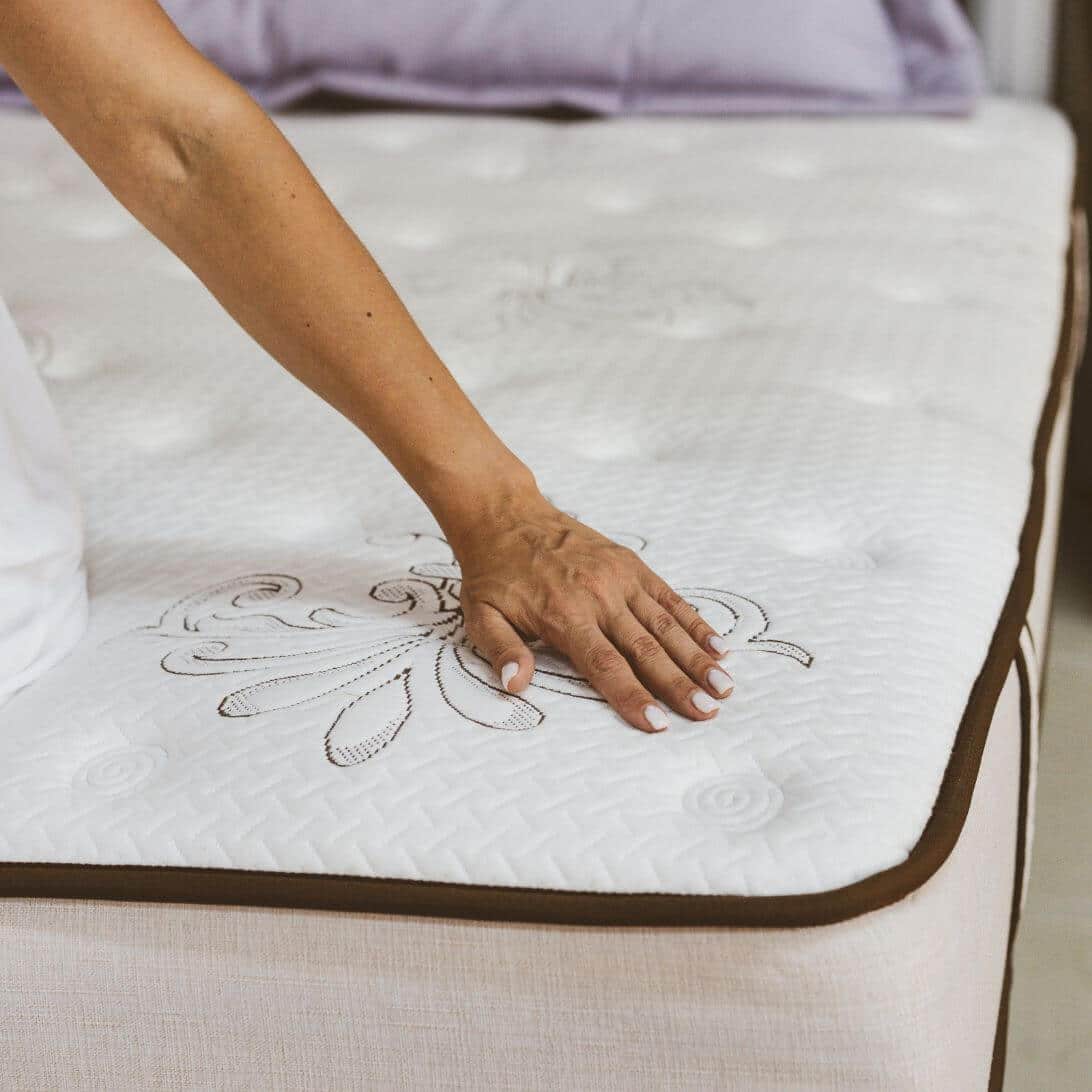 Persoon zit op Ubica matras