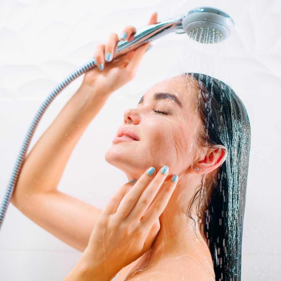 Een warm bad of warme douche nemen