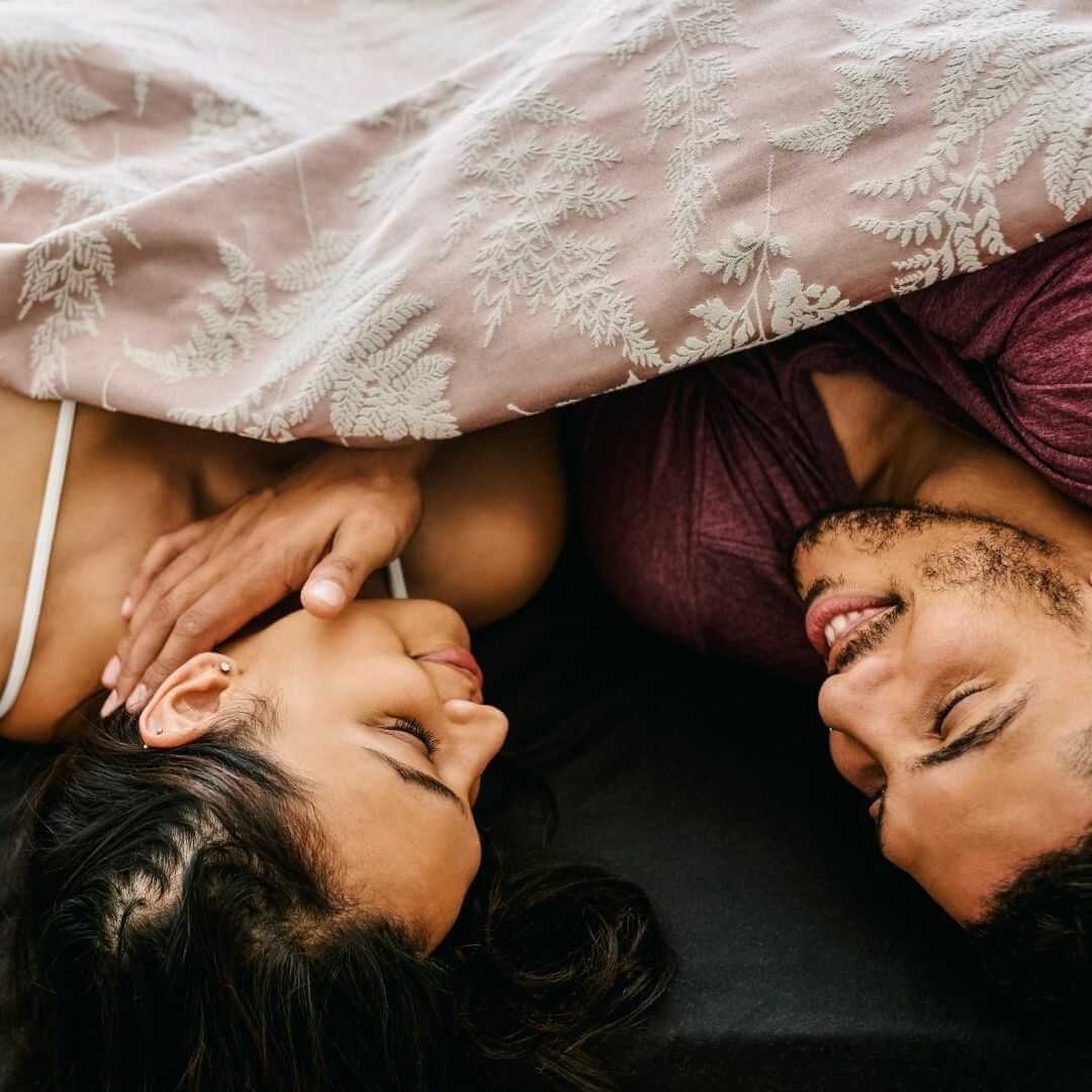 Vrouwen nemen vaker initiatief in bed dan mannen