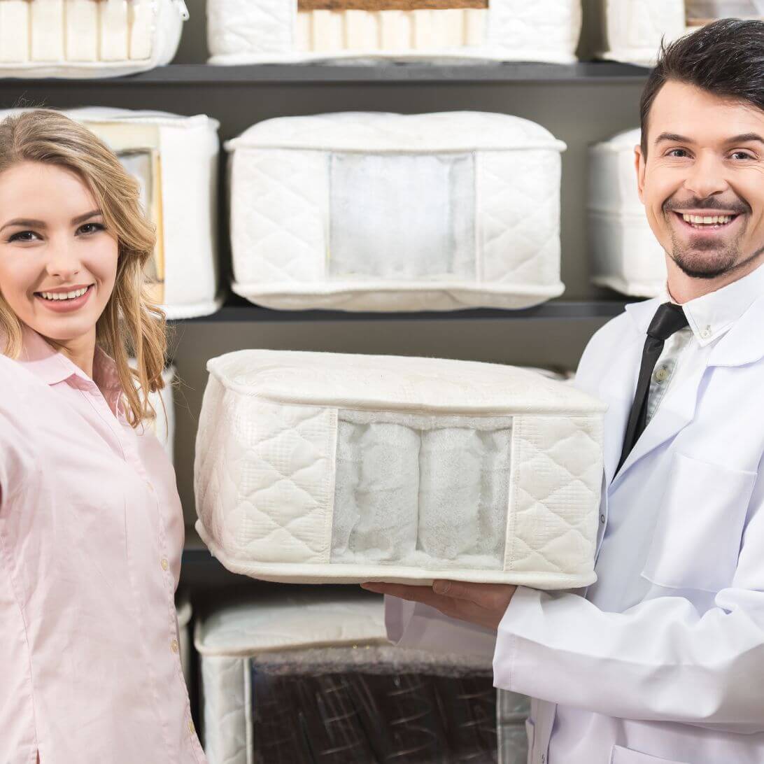 Verkopers met een matras tijdens een verkoop-reisje