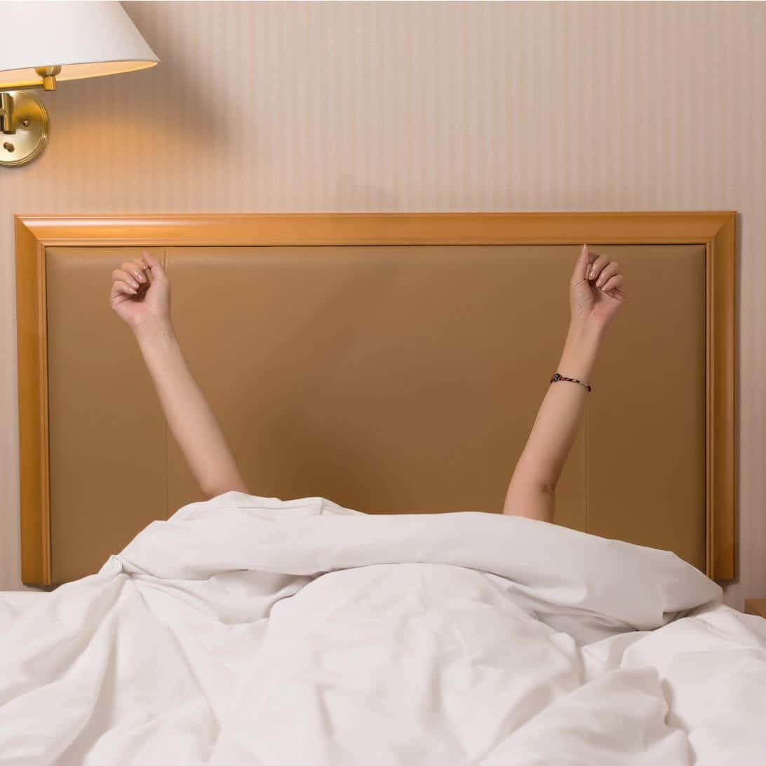 Vrouw wordt wakker na een heerlijke nachtrust op een lattenbodem of schotelbodem