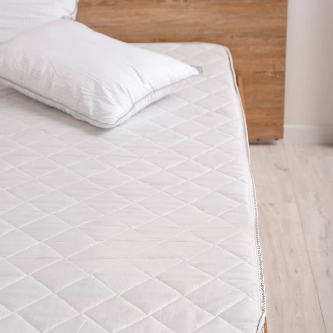 Matras met kussens erop