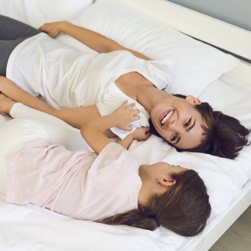 Moeder en kind proefliggen op een matras: welk matras past bij hun?