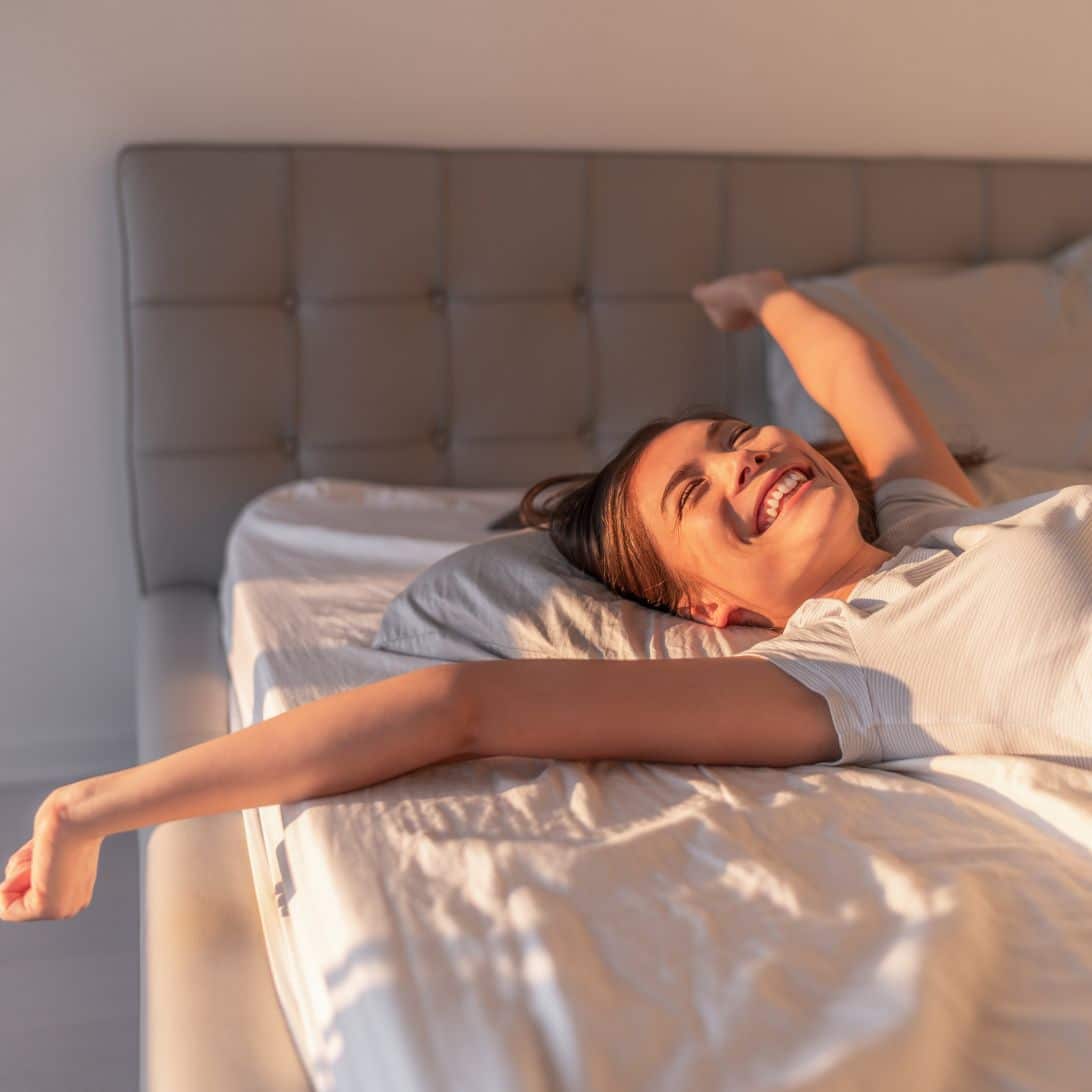 Vrouw wordt wakker op zijden kussensloop