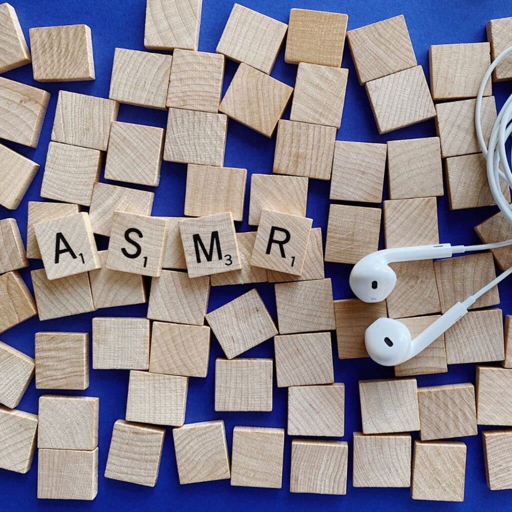 ASMR uitgespeld met letterblokjes, naast een koptelefoon