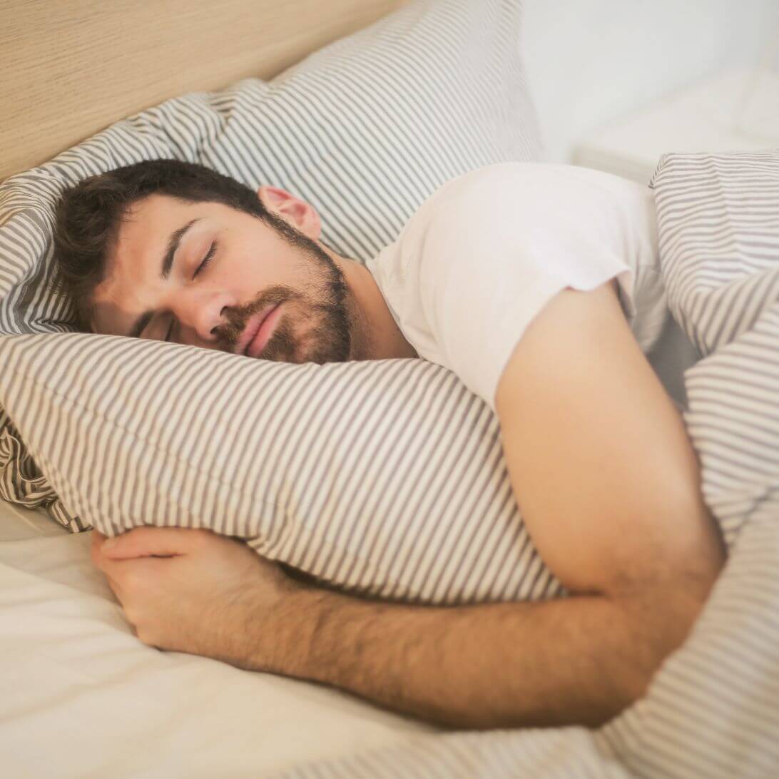 Man slapend in bed