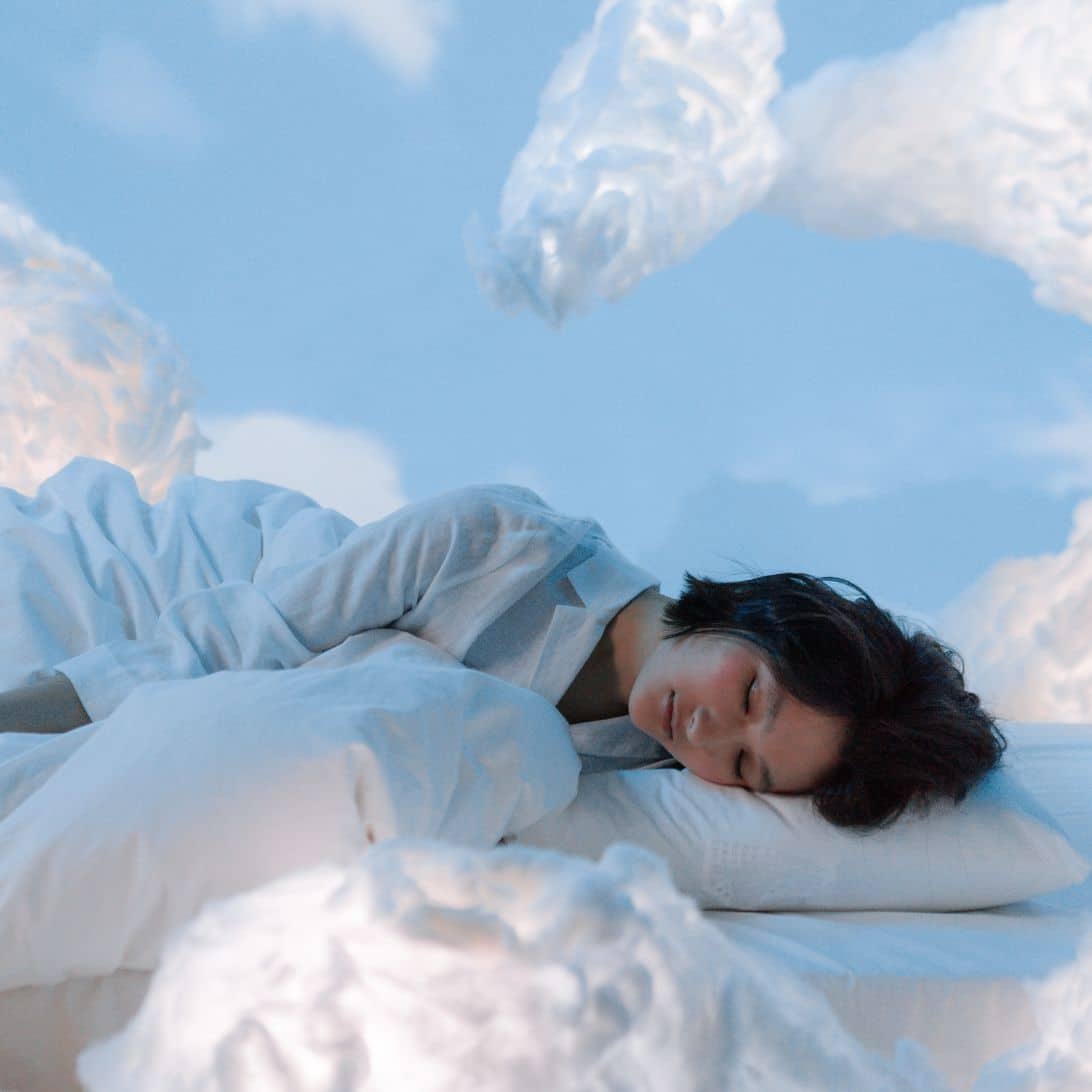 vrouw slaapt in de wolken