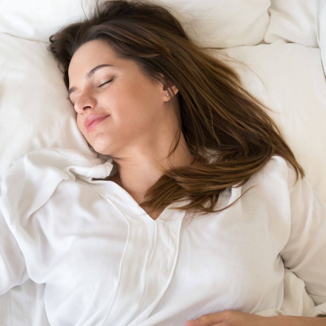 Vrouw geniet van een goede nachtrust