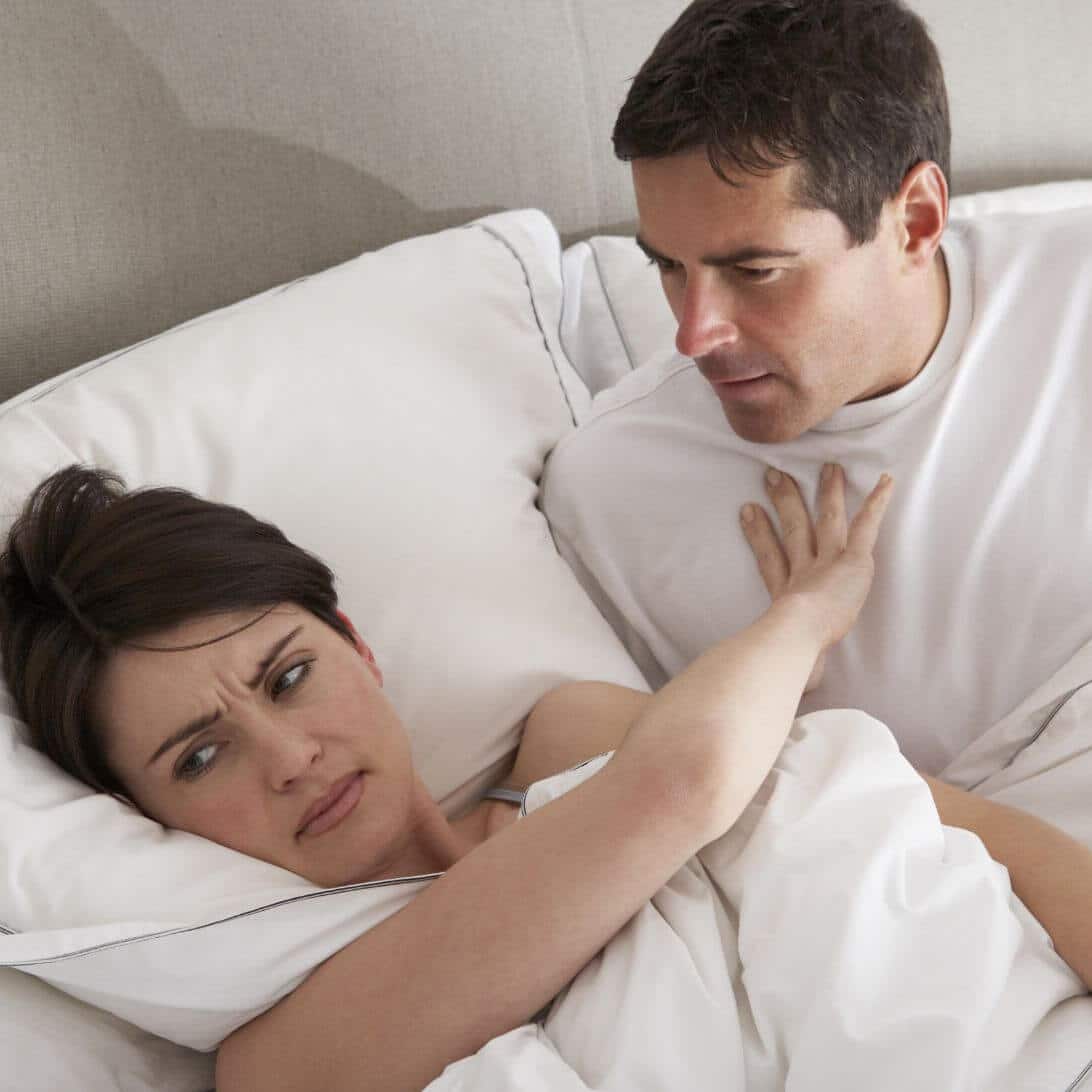 Vrouw en man in bed, vrouw duwt man weg, impact slaap op slecht seksleven