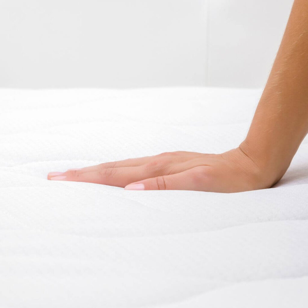 Hand drukt matras in om hardheid te checken