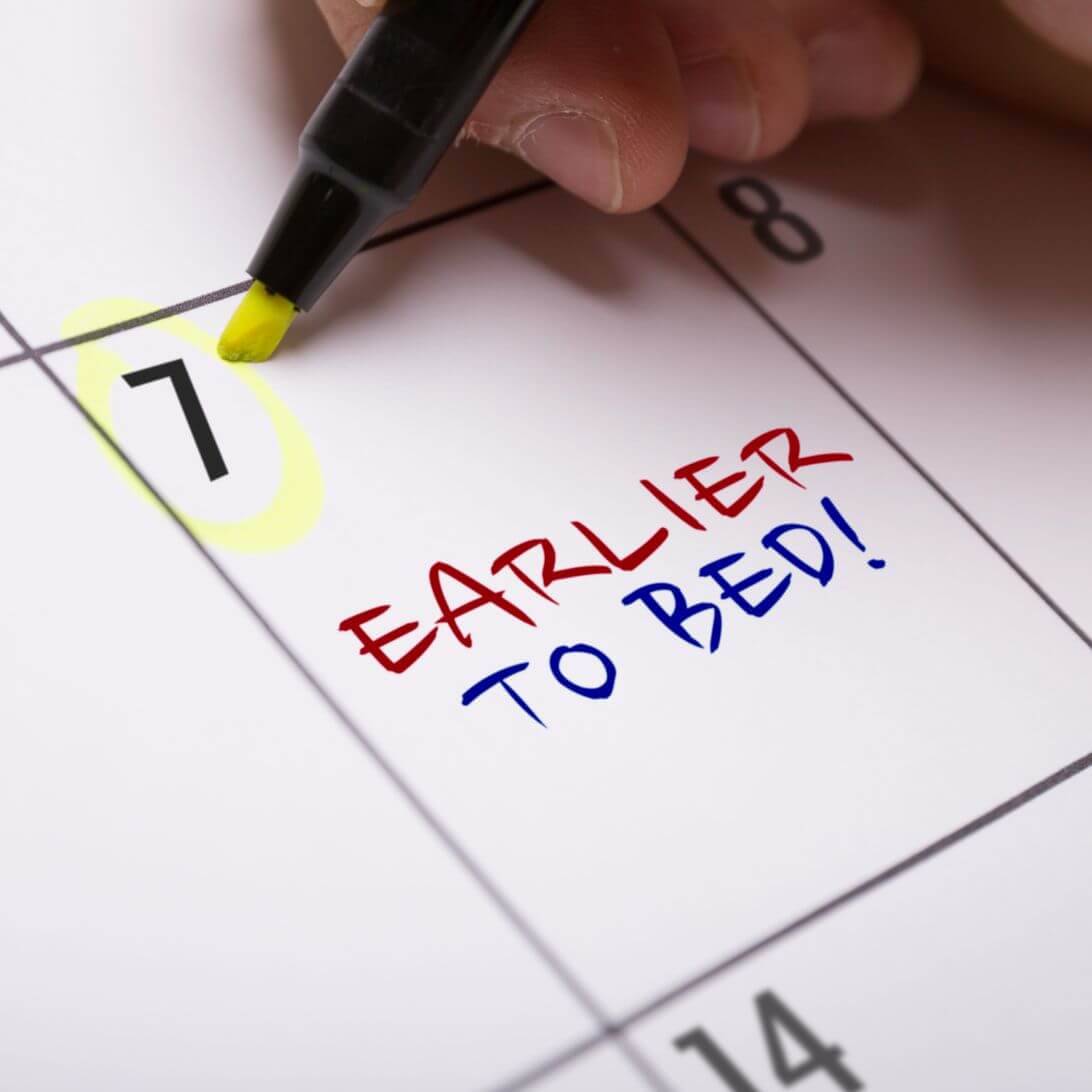 Dag in kalender wordt met een viltstift omcirkeld, in het vakje staat 'Earlier to bed!' oftewel 'Vroeger naar bed!'