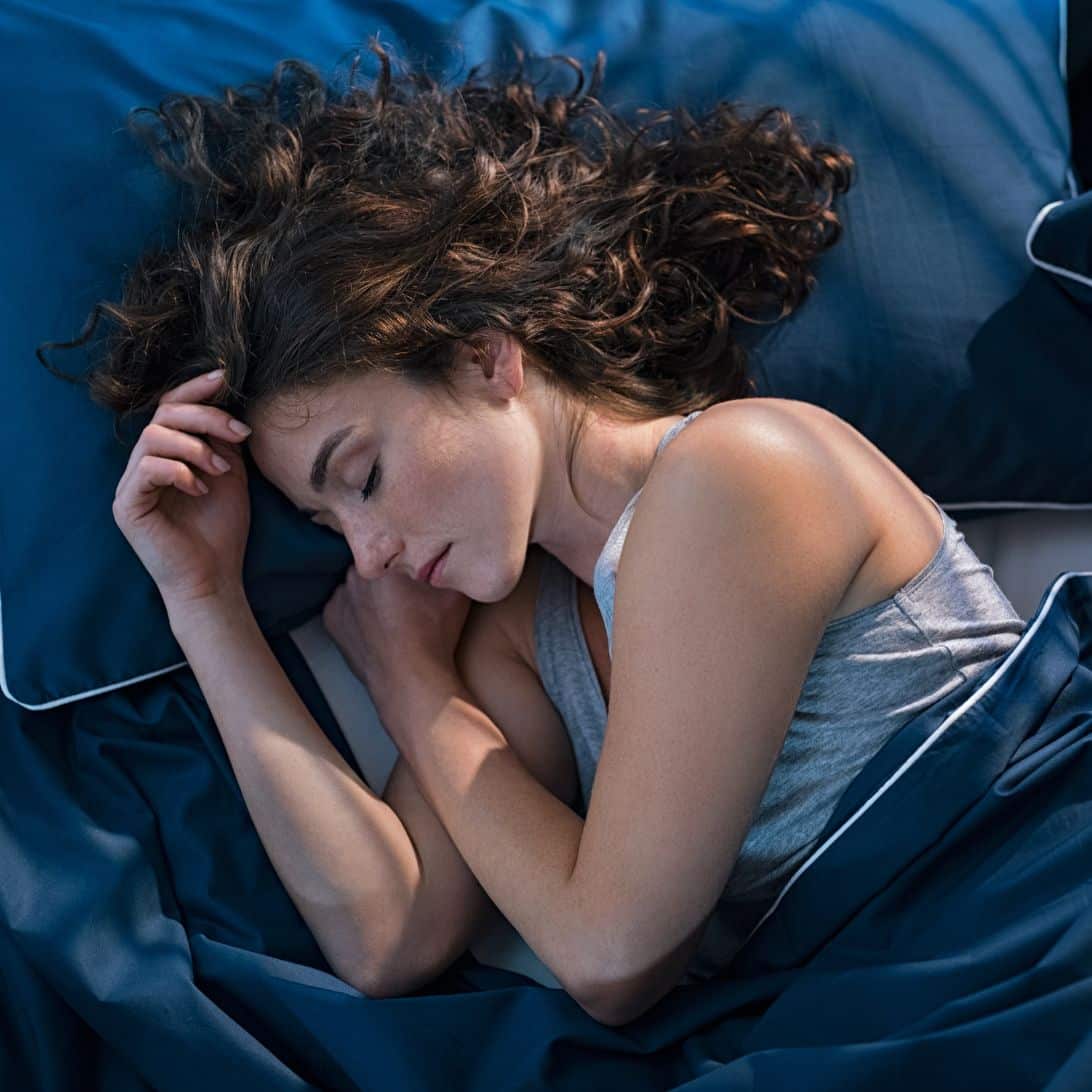 Vrouw slapend in bed