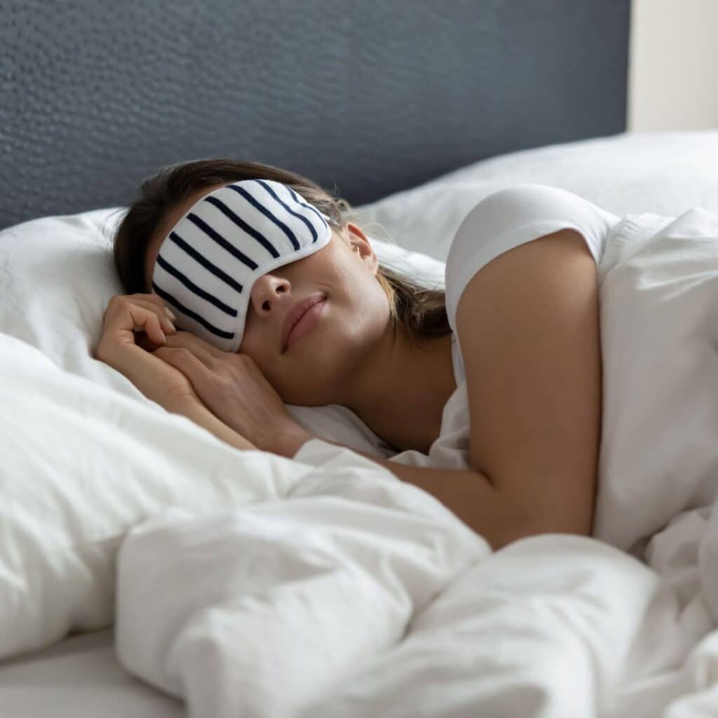 Vrouw slaapt met slaapmasker op