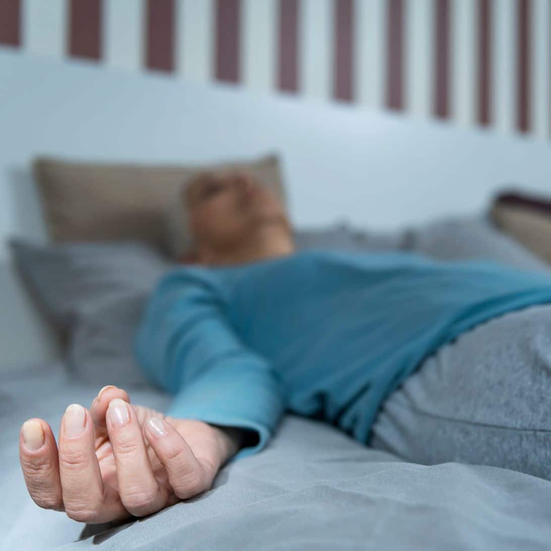 Persoon doet aan slaapmeditatie in bed